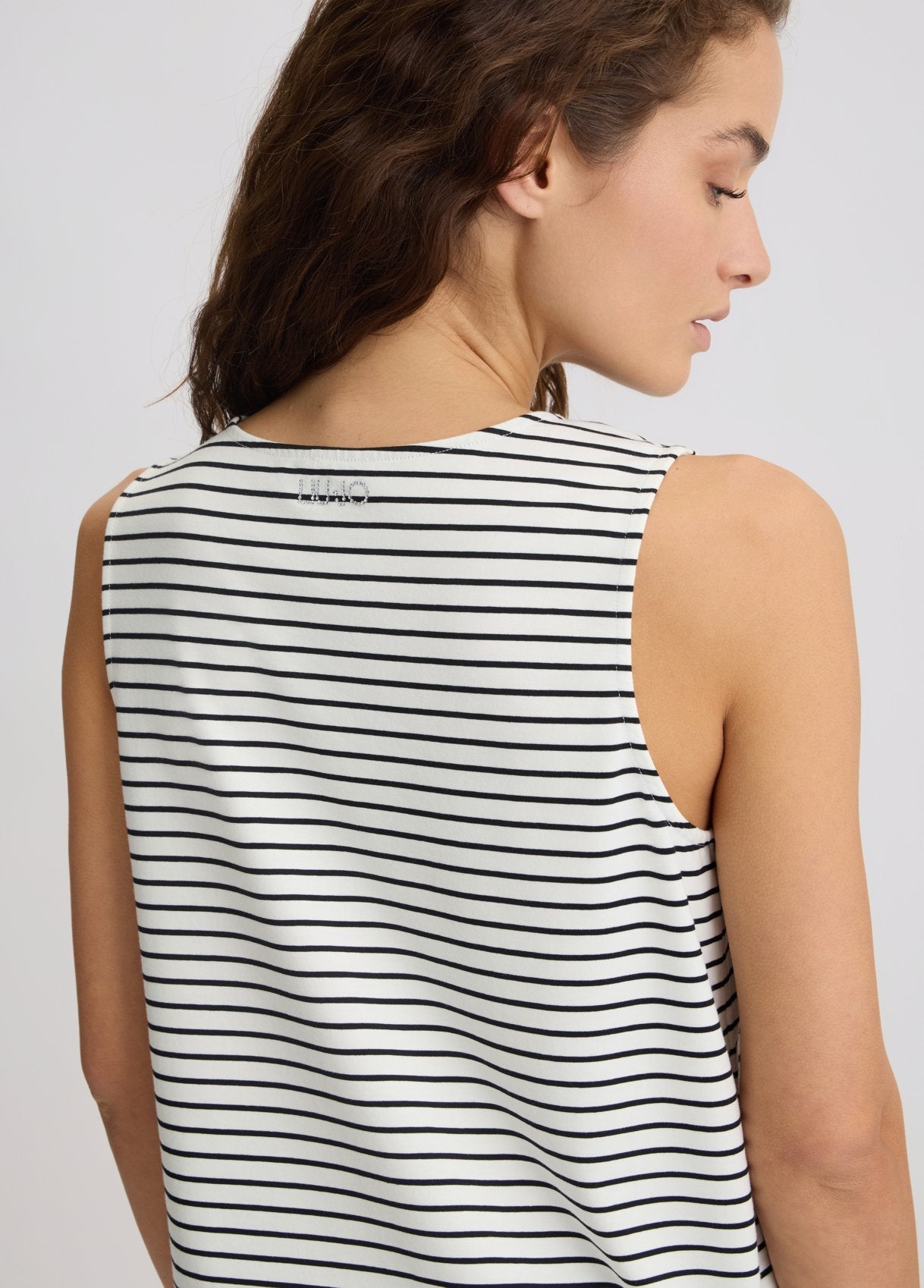 VA5183J4909M9172S-black and white stripes