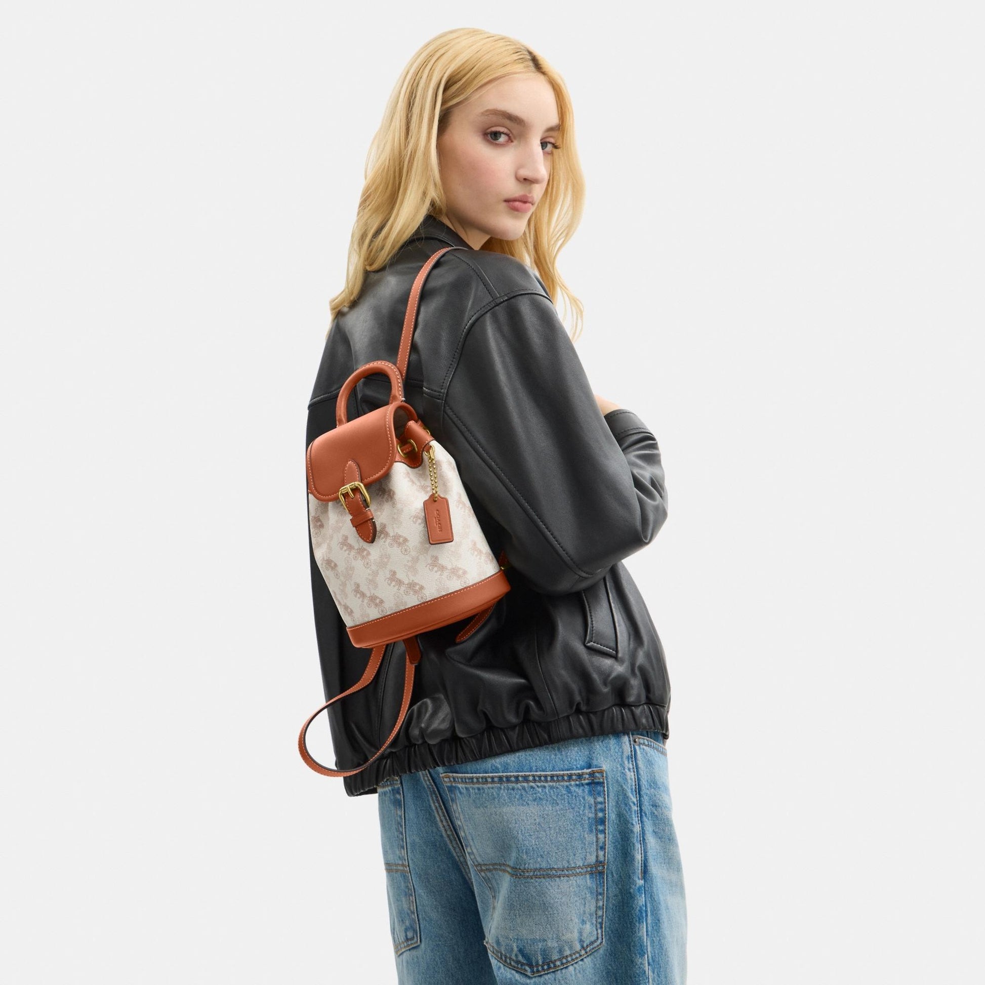 CAM31-HARPER BACKPACK WITH HORSE AND CARRIAGE PRINT-B4/Chalk Burnished Amber