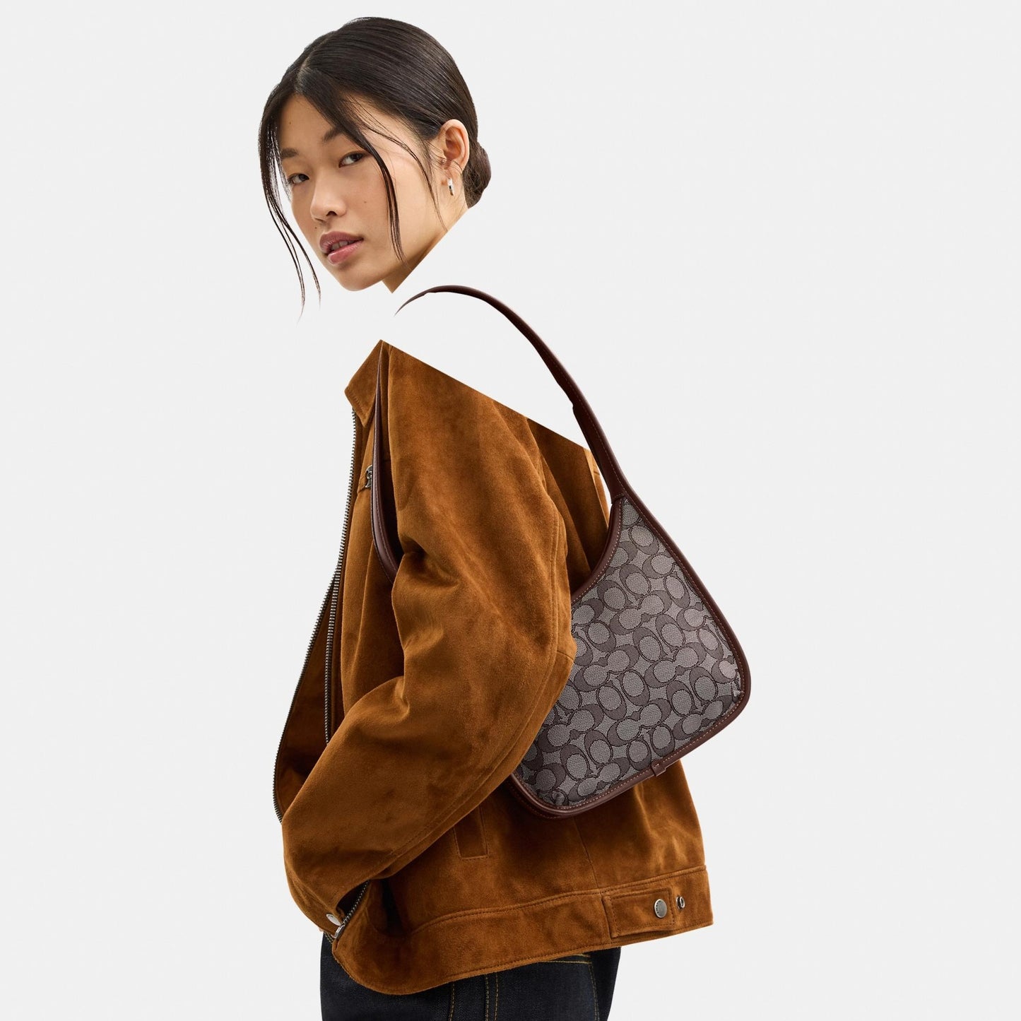 CBH25-Curve Zip Bag In Signature Jacquard-B4/Oak Maple