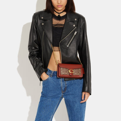 CE774-TABBY CHAIN CLUTCH IN SIGNATURE CANVAS-B4/Tan Rust