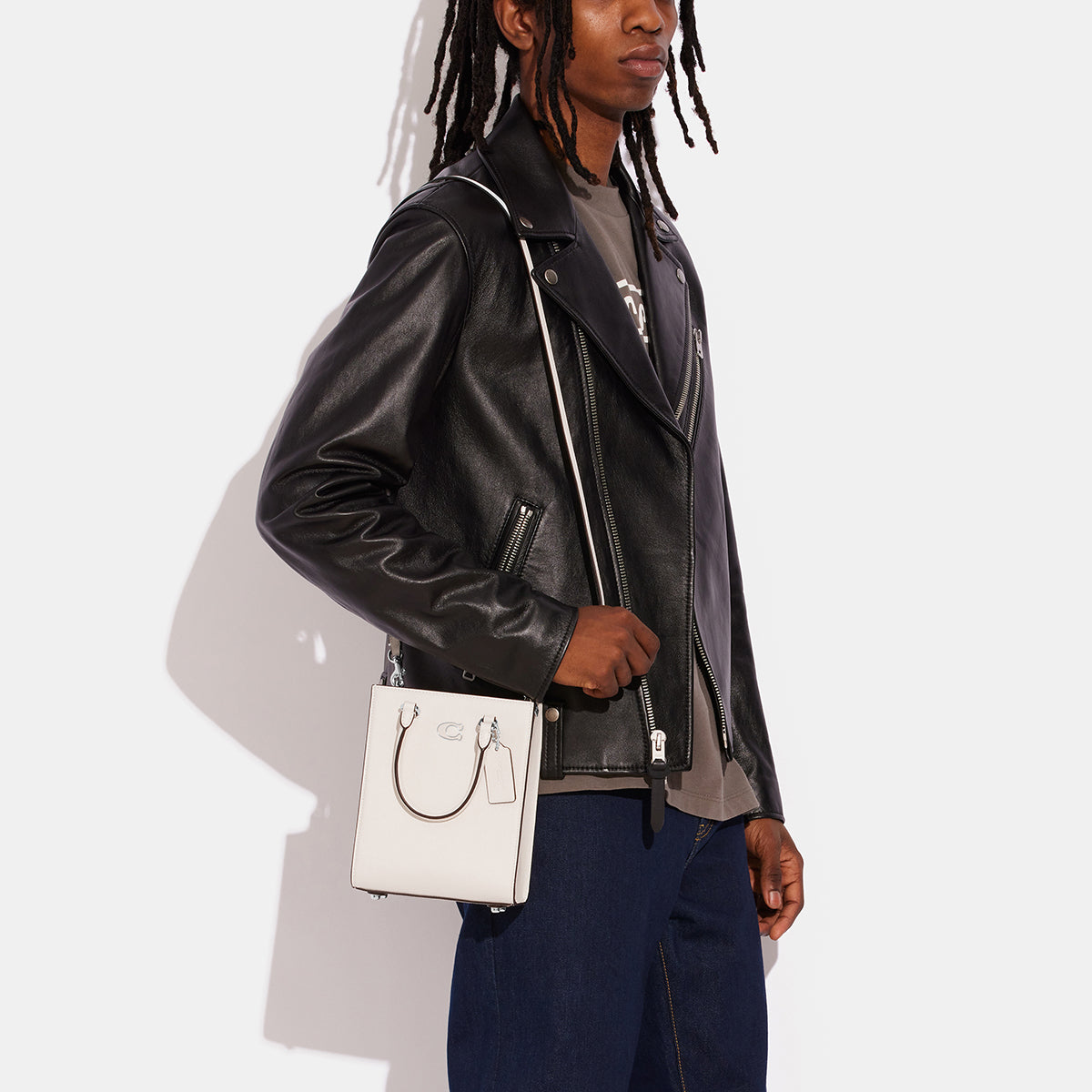 CJ795-Tote 16 With Signature Canvas