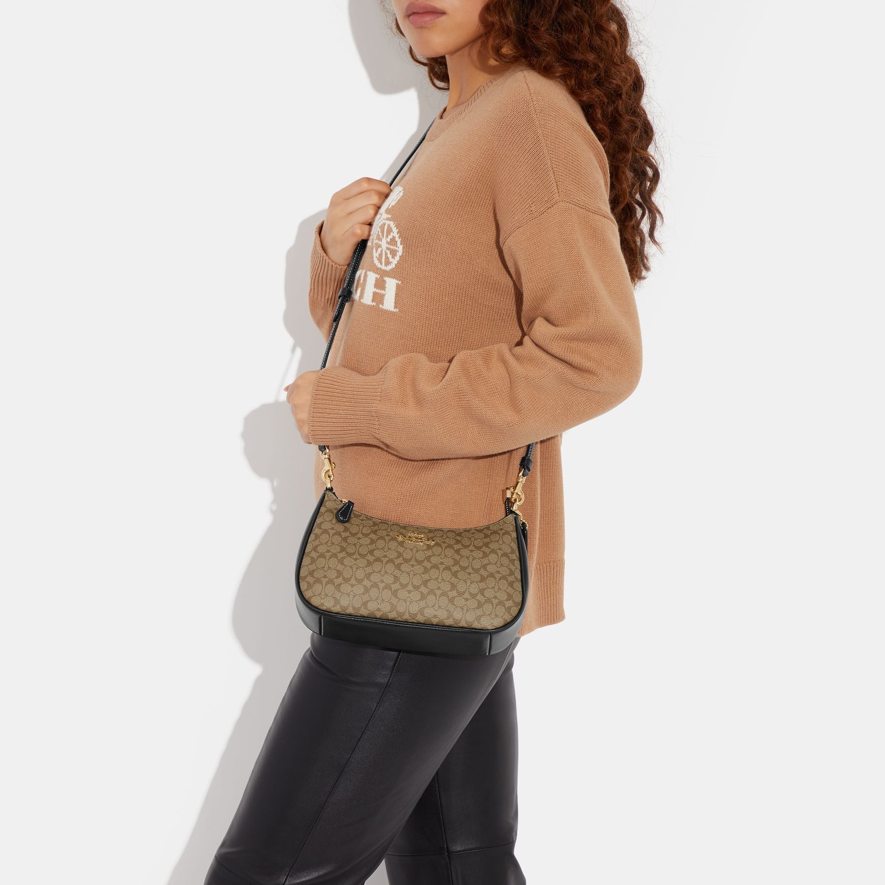 CJ941-Teri Shoulder Bag In Signature Canvas