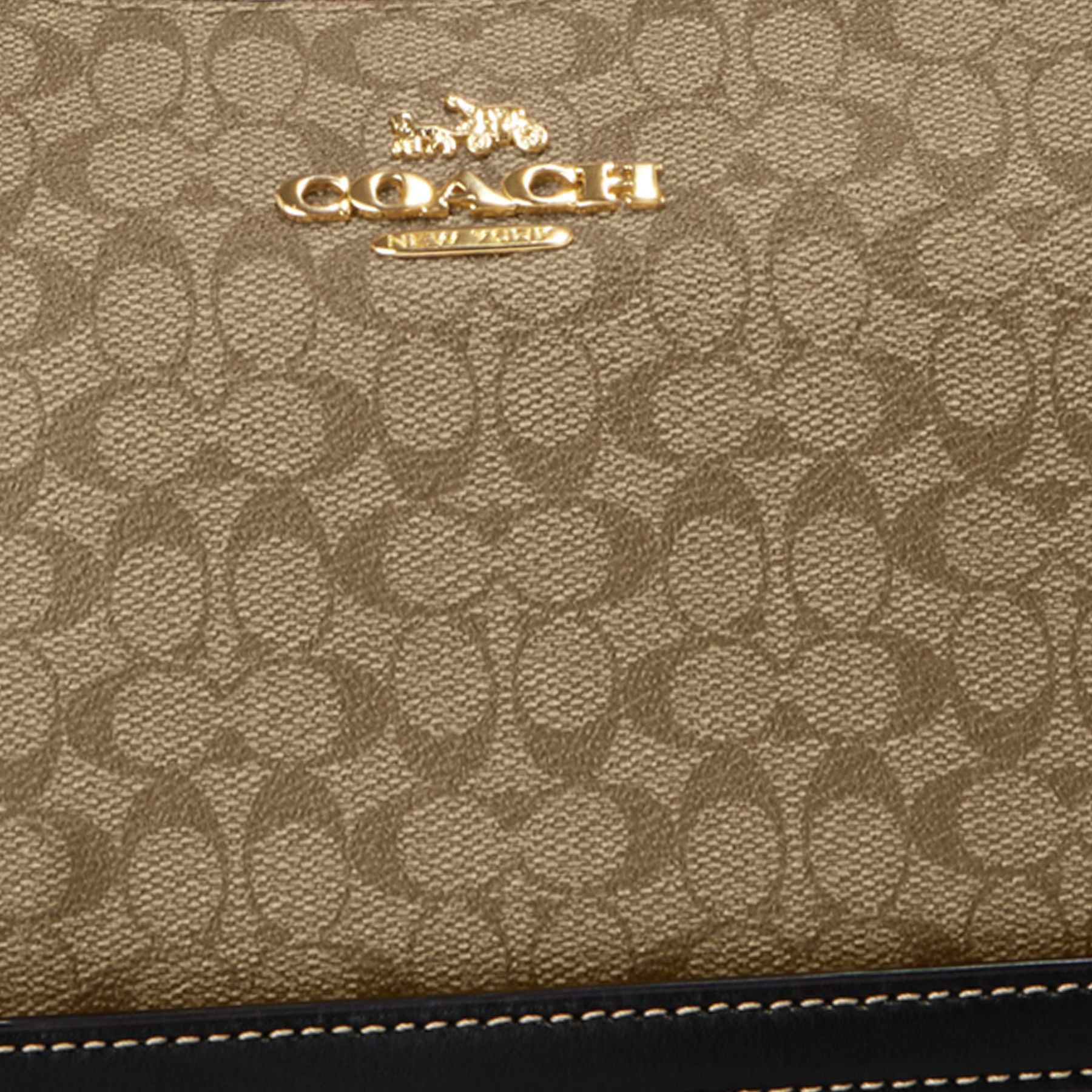 CJ941-Teri Shoulder Bag In Signature Canvas