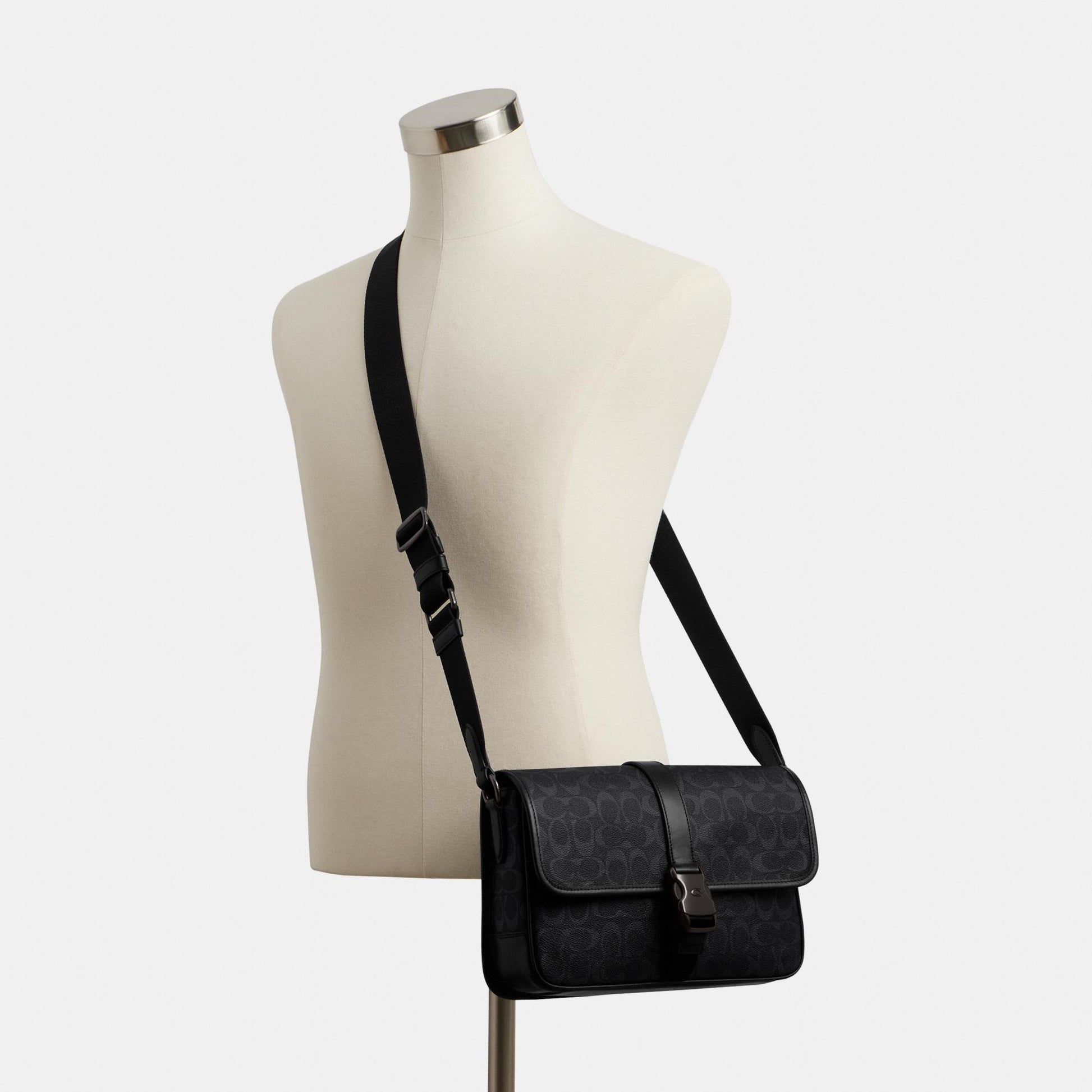 CU202-League Messenger Bag in Signature Canvas-Black Signature