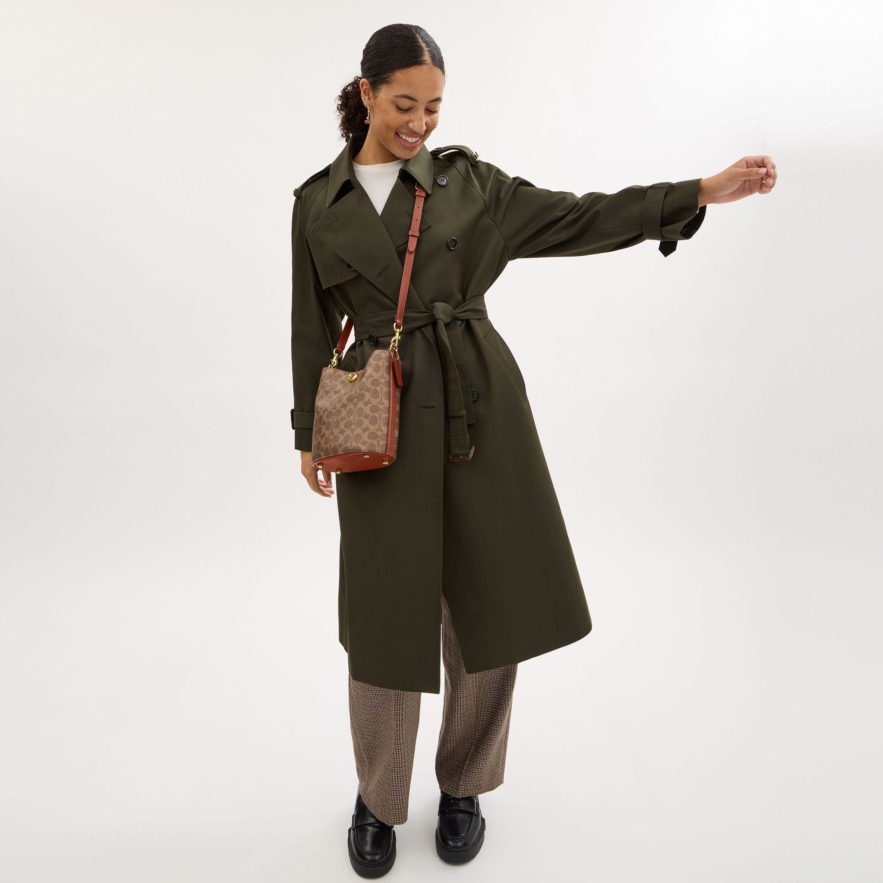 CW602-WILLOW SOFT BUCKET BAG 19 IN SIGNATURE CANVAS-B4/Tan Caramel