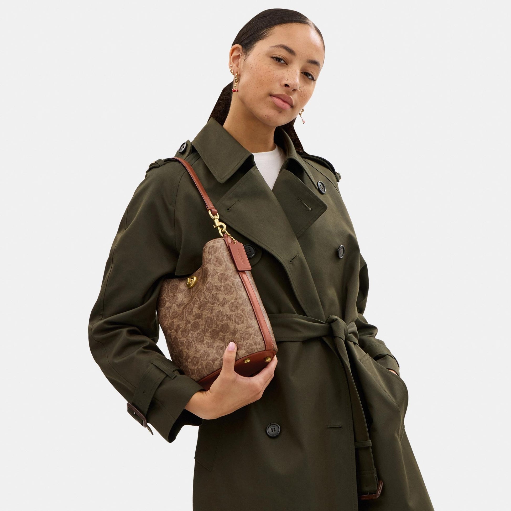 CW602-WILLOW SOFT BUCKET BAG 19 IN SIGNATURE CANVAS-B4/Tan Caramel