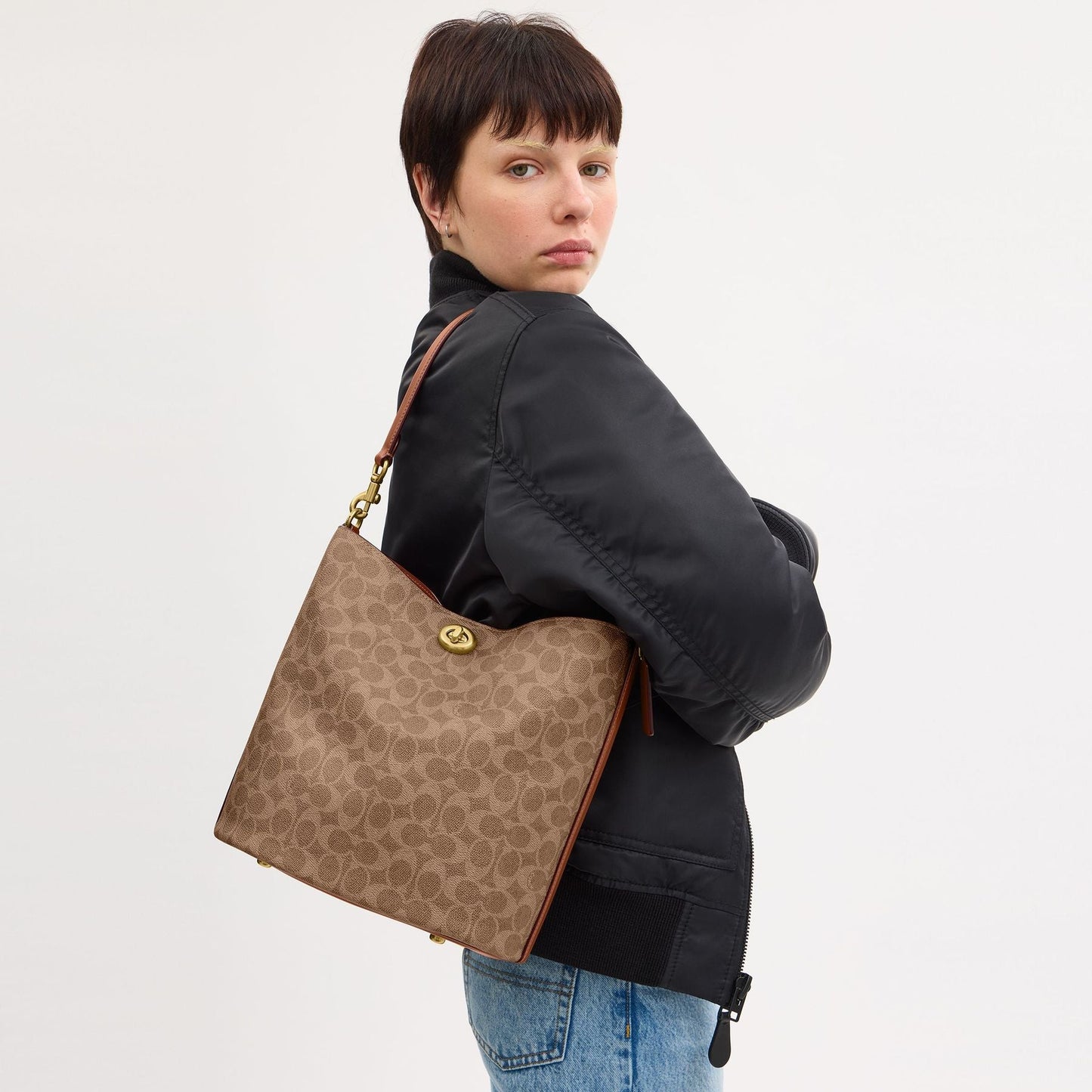 CW882-WILLOW SOFT BUCKET BAG IN SIGNATURE CANVAS-B4/Tan Caramel