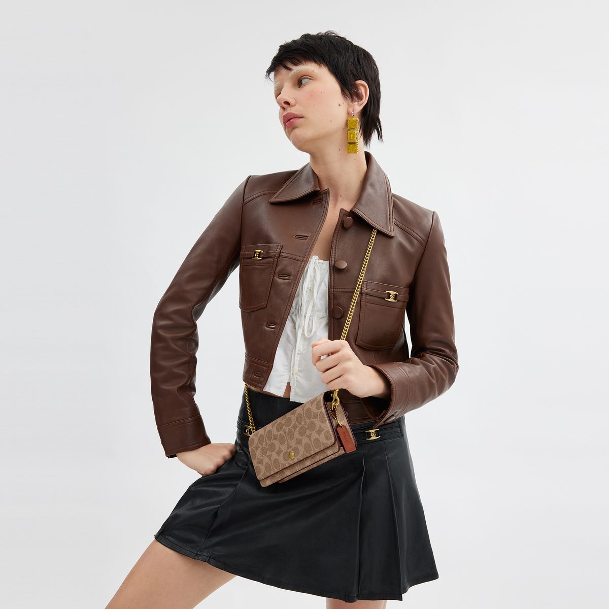 CZ482-Evie Long Wallet With Chain In Signature Canvas-B4/Tan Caramel