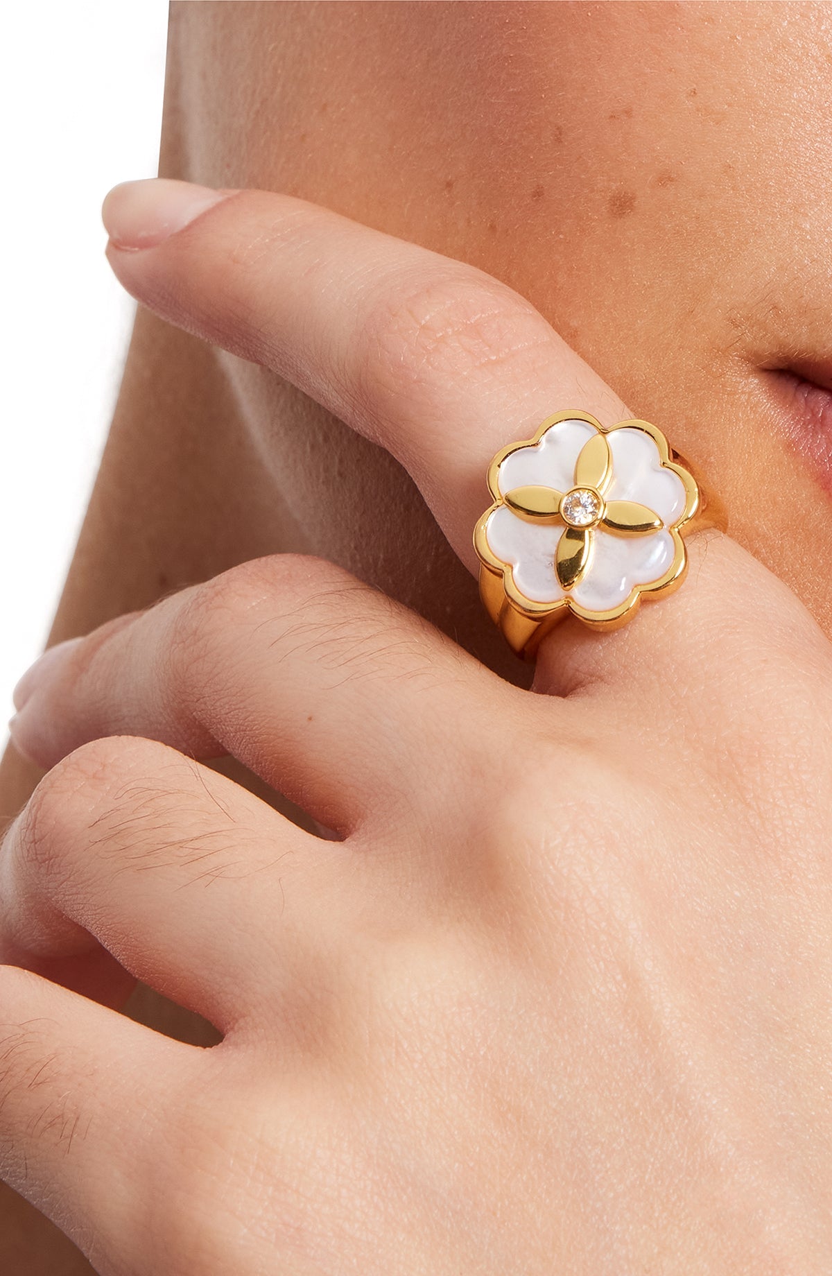 KD472-heritage bloom signet ring-Cream/Gold